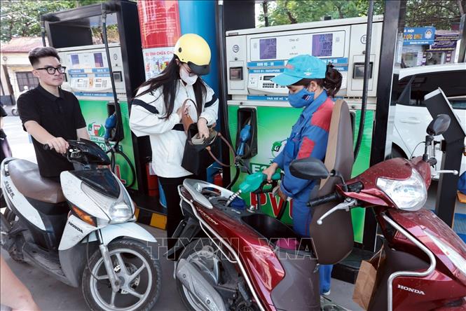 Mua bán xăng dầu tại một điểm kinh doanh xăng dầu của PVOIL ngày 1/6. Ảnh: Trần Việt - TTXVN