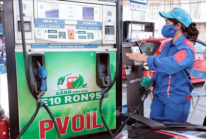 Mua bán xăng dầu tại một điểm kinh doanh xăng dầu của PVOIL ngày 1/6. Ảnh: Trần Việt - TTXVN
