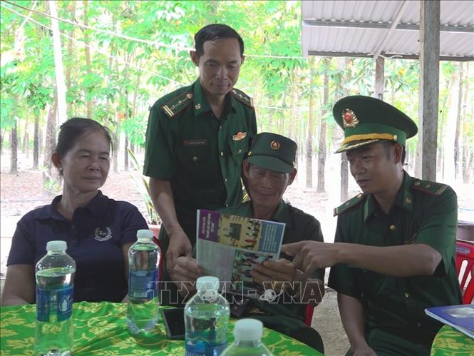 Đồn Biên phòng Tân Thành tuyên truyền các quy định về pháp luật biên giới cho người dân xã Tân Tiến. Ảnh: K GỬIH-TTXVN 