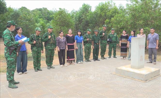 Đồn Biên phòng Tân Thành phổ biến các quy định về pháp luật biên giới cho người dân xã Tân Tiến.  Ảnh: K GỬIH-TTXVN 