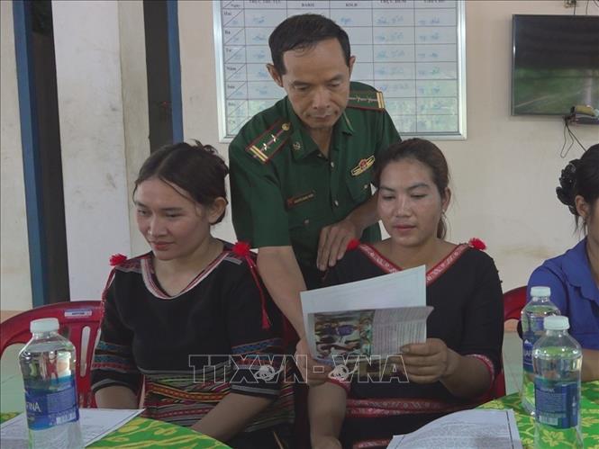  Đồn Biên phòng Tân Thành tuyên truyền các quy định về pháp luật biên giới cho người dân xã Tân Tiến.  Ảnh: K GỬIH-TTXVN 