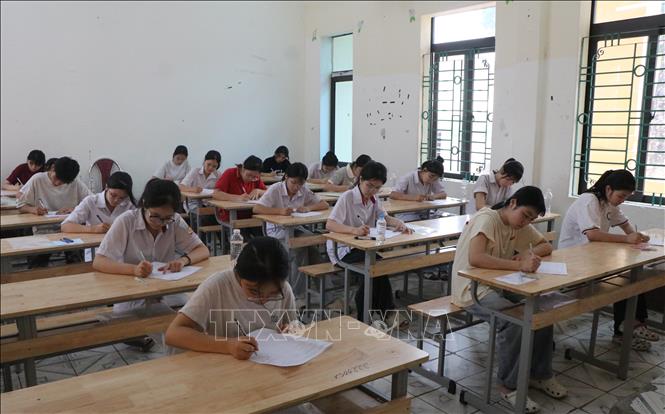 Các thí sinh tham dự Kỳ thi tuyển sinh vào lớp 10 tại điểm thi Trường THPT Hùng Vương (phường Phú Thọ). Ảnh: Thu Hương – TTXVN
