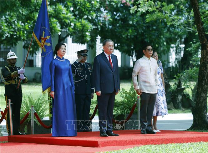 Tổng Bí thư, Chủ tịch nước Tô Lâm và Phu nhân cùng Tổng thống Philippines Ferdinand Romualdez Marcos Jr. và Phu nhân trên bục danh dự, nghe Quân nhạc cử Quốc thiều hai nước. Ảnh: Thống Nhất – TTXVN