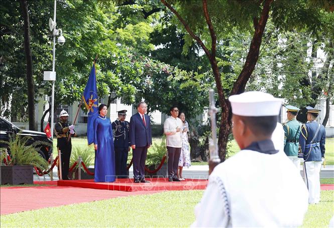 Tổng Bí thư, Chủ tịch nước Tô Lâm và Phu nhân cùng Tổng thống Philippines Ferdinand Romualdez Marcos Jr. và Phu nhân trên bục danh dự, nghe Quân nhạc cử Quốc thiều hai nước. Ảnh: Thống Nhất – TTXVN