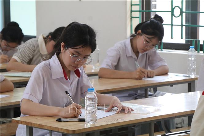 Thí sinh tại điểm thi trường THPT Hùng Vương (phường Phú Thọ). Ảnh: Thu Hương – TTXVN