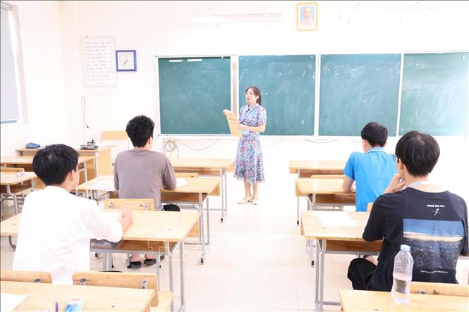 Giám thị tại Hội đồng thi Trường THPT Chuyên Vĩnh Phúc phổ biến quy chế thi cho thi sinh. Ảnh: Nguyễn Thảo - TTXVN