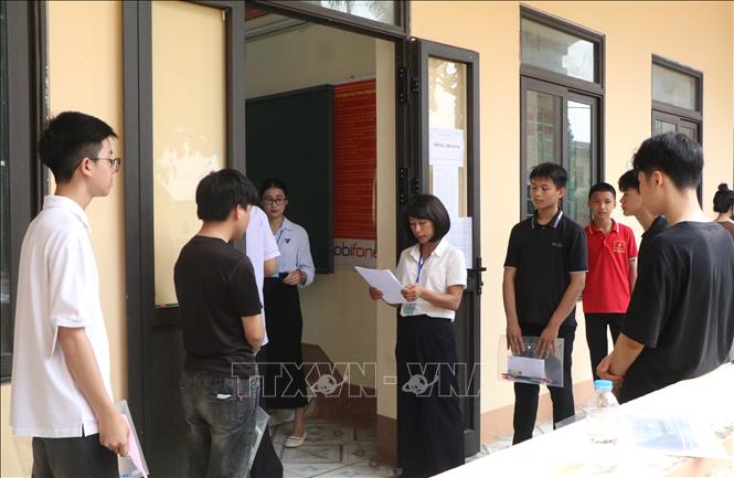 Giám thị gọi tên các thí sinh vào phòng thi tại điểm thi Trường THPT Hùng Vương (phường Phú Thọ). Ảnh: Thu Hương – TTXVN