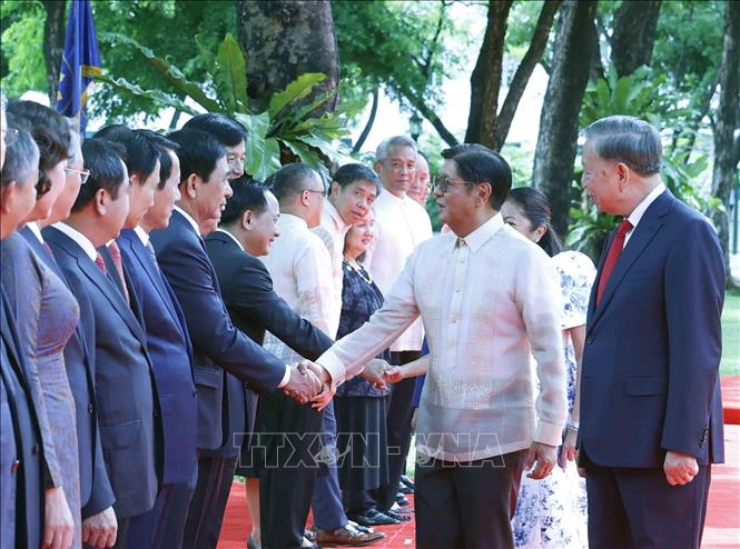 Tổng Bí thư, Chủ tịch nước Tô Lâm giới thiệu với Tổng thống Philippines Ferdinand Romualdez Marcos Jr. và Phu nhân thành viên đoàn cấp cao Việt Nam dự Lễ đón. Ảnh: Thống Nhất – TTXVN