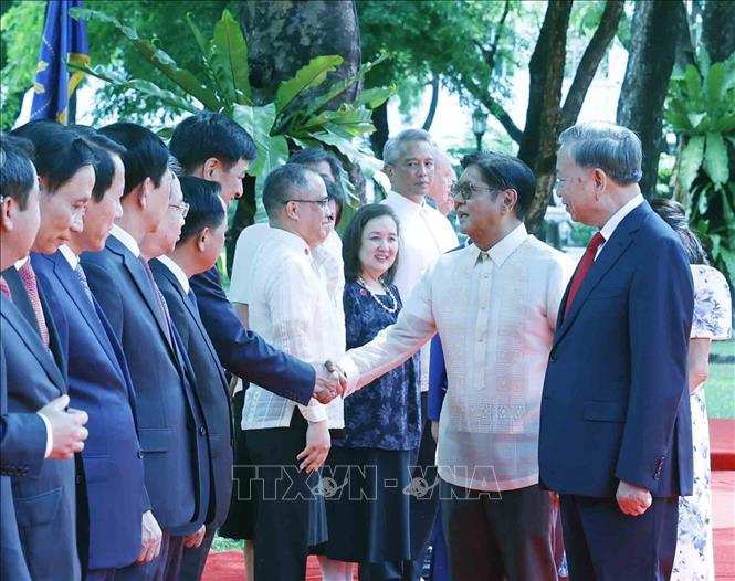 Tổng Bí thư, Chủ tịch nước Tô Lâm giới thiệu với Tổng thống Philippines Ferdinand Romualdez Marcos Jr. và Phu nhân thành viên đoàn cấp cao Việt Nam dự Lễ đón. Ảnh: Thống Nhất – TTXVN