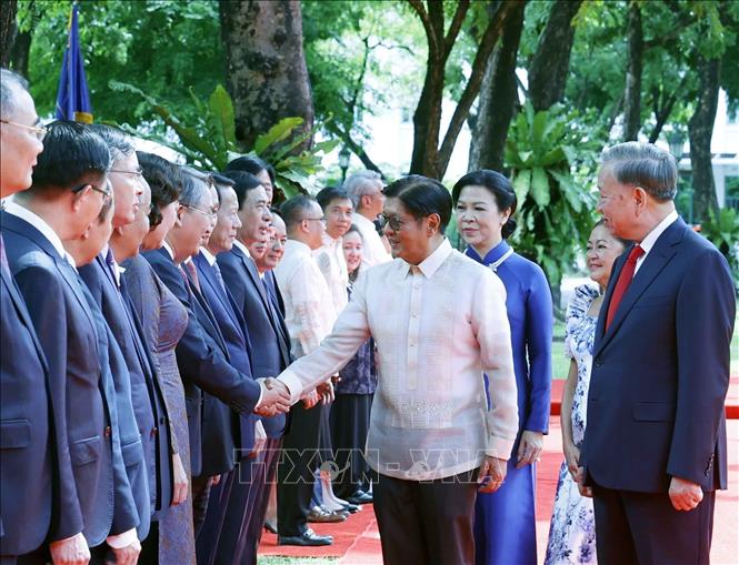 Tổng Bí thư, Chủ tịch nước Tô Lâm giới thiệu với Tổng thống Philippines Ferdinand Romualdez Marcos Jr. và Phu nhân thành viên đoàn cấp cao Việt Nam dự Lễ đón. Ảnh: Thống Nhất – TTXVN