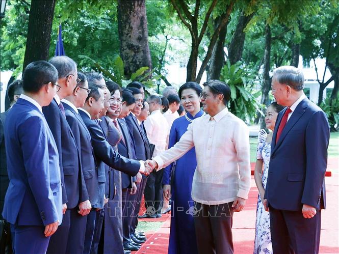 Tổng Bí thư, Chủ tịch nước Tô Lâm giới thiệu với Tổng thống Philippines Ferdinand Romualdez Marcos Jr. và Phu nhân thành viên đoàn cấp cao Việt Nam dự Lễ đón. Ảnh: Thống Nhất – TTXVN