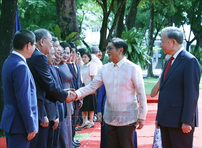 Tổng Bí thư, Chủ tịch nước Tô Lâm giới thiệu với Tổng thống Philippines Ferdinand Romualdez Marcos Jr. và Phu nhân thành viên đoàn cấp cao Việt Nam dự Lễ đón. Ảnh: Thống Nhất – TTXVN