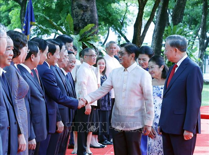 Tổng Bí thư, Chủ tịch nước Tô Lâm giới thiệu với Tổng thống Philippines Ferdinand Romualdez Marcos Jr. và Phu nhân thành viên đoàn cấp cao Việt Nam dự Lễ đón. Ảnh: Thống Nhất – TTXVN