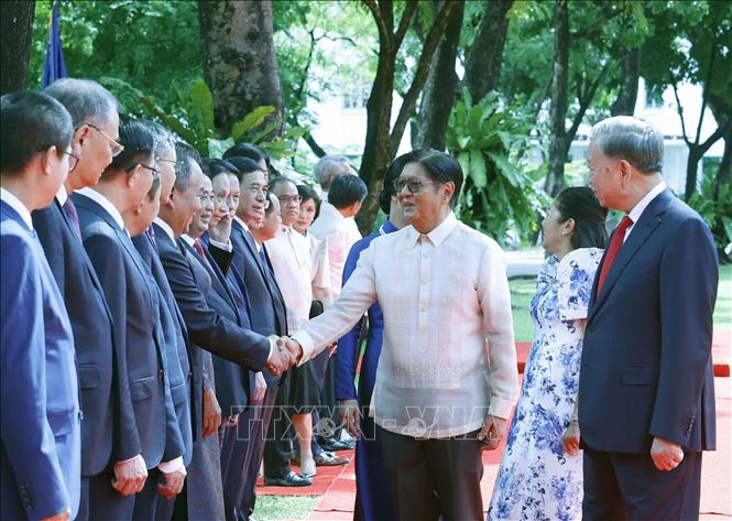 Tổng Bí thư, Chủ tịch nước Tô Lâm giới thiệu với Tổng thống Philippines Ferdinand Romualdez Marcos Jr. và Phu nhân thành viên đoàn cấp cao Việt Nam dự Lễ đón. Ảnh: Thống Nhất – TTXVN