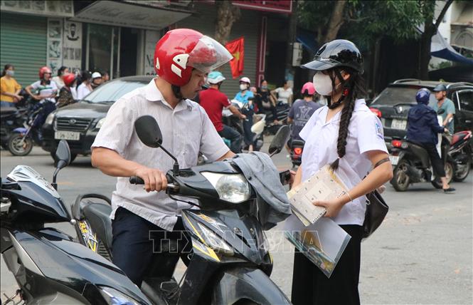 Phụ huynh đồng hành cùng thí sinh trong kỳ thi tại điểm thi trường THPT Hùng Vương (phường Phú Thọ). Ảnh: Thu Hương – TTXVN