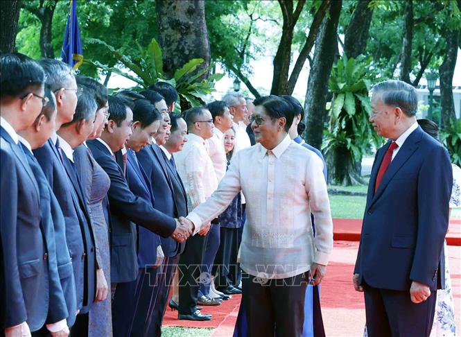 Tổng Bí thư, Chủ tịch nước Tô Lâm giới thiệu với Tổng thống Philippines Ferdinand Romualdez Marcos Jr. và Phu nhân thành viên đoàn cấp cao Việt Nam dự Lễ đón. Ảnh: Thống Nhất – TTXVN