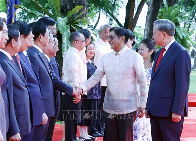 Tổng Bí thư, Chủ tịch nước Tô Lâm giới thiệu với Tổng thống Philippines Ferdinand Romualdez Marcos Jr. và Phu nhân thành viên đoàn cấp cao Việt Nam dự Lễ đón. Ảnh: Thống Nhất – TTXVN
