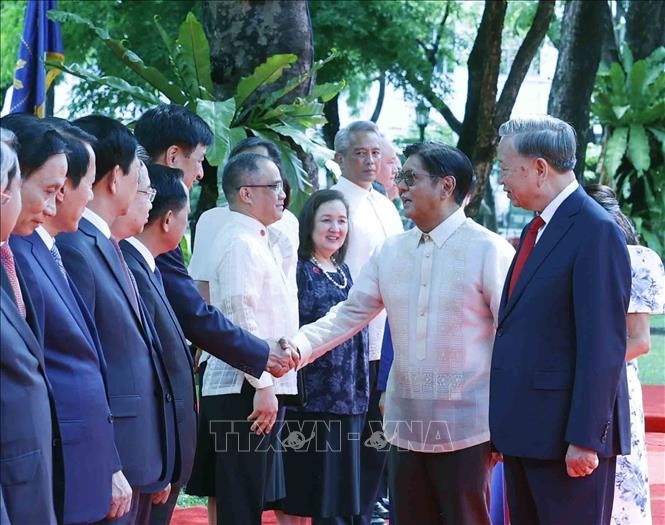 Tổng Bí thư, Chủ tịch nước Tô Lâm giới thiệu với Tổng thống Philippines Ferdinand Romualdez Marcos Jr. và Phu nhân thành viên đoàn cấp cao Việt Nam dự Lễ đón. Ảnh: Thống Nhất – TTXVN