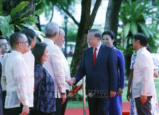 Tổng thống Philippines Ferdinand Romualdez Marcos Jr. giới thiệu với Tổng Bí thư, Chủ tịch nước Tô Lâm và Phu nhân thành viên đoàn cấp cao Việt Nam dự Lễ đón. Ảnh: Thống Nhất – TTXVN