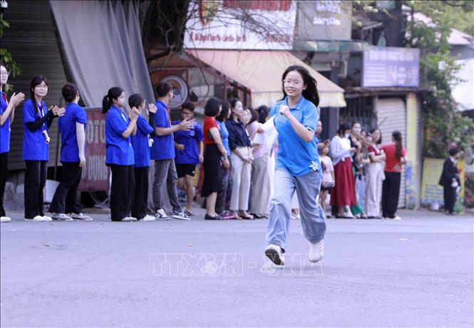 Thí sinh tới điểm thi Trường THPT Trần Phú. Ảnh: Nguyễn Thảo - TTXVN
