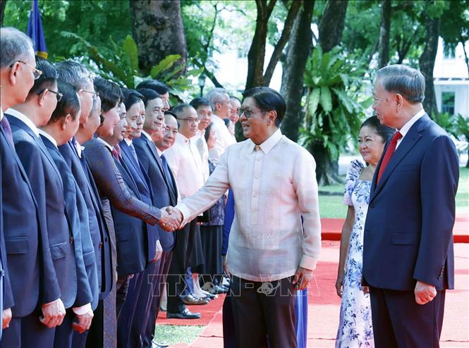 Tổng thống Philippines Ferdinand Romualdez Marcos Jr. với thành viên đoàn cấp cao Việt Nam dự Lễ đón. Ảnh: Thống Nhất – TTXVN