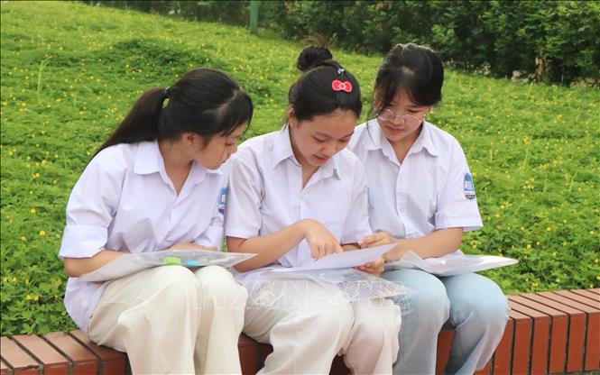 Thí sinh tại điểm thi trường THPT Hùng Vương (phường Phú Thọ) tranh thủ ôn bài trước khi vào môn thi đầu tiên. Ảnh: Thu Hương – TTXVN