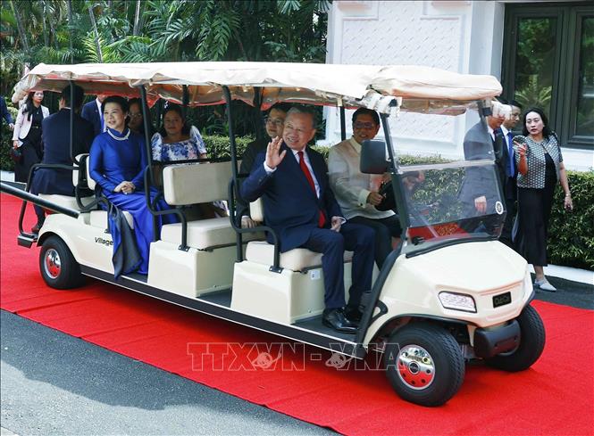 Tổng thống Philippines Ferdinand Romualdez Marcos Jr. và Phu nhân chủ trì Lễ đón trọng thể Tổng Bí thư, Chủ tịch nước Tô Lâm và Phu nhân. Ảnh: Thống Nhất – TTXVN