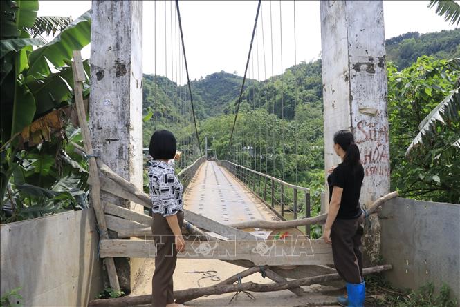 Hai bên đầu cầu, chính quyền địa phương đã căng dây, rào chắn cấm người và phương tiện qua cầu.  Ảnh: Đinh Thùy - TTXVN