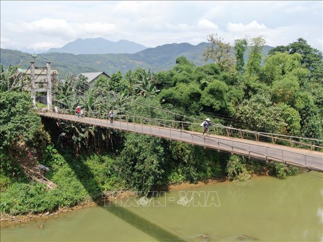 Người dân mong muốn chính quyền sớm thay thế cây cầu treo đã hư hỏng bằng cầu cứng để việc đi lại được an toàn, thuận tiện. Ảnh: Đinh Thùy - TTXVN