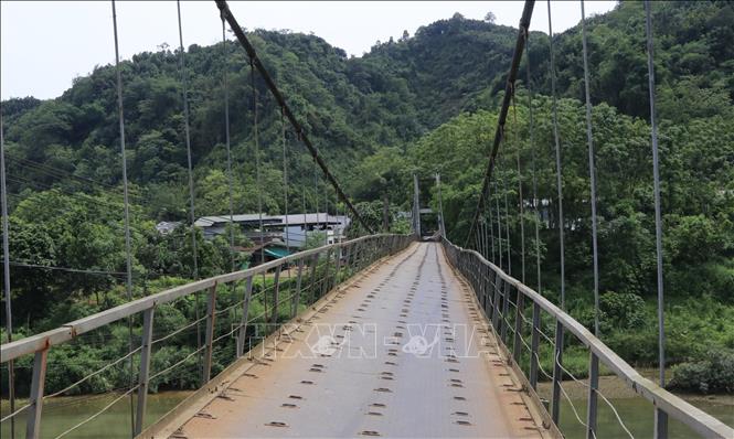 Hệ thống dây cáp cầu có dấu hiệu mất ổn định, xuất hiện hiện tượng nghiêng cầu, tiềm ẩn nguy cơ mất an toàn đối với người và phương tiện lưu thông qua cầu. Ảnh: Đinh Thùy - TTXVN