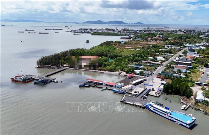 Bến phà Tắc Suất (xã Cần Giờ) kết nối giao thông thủy khu vực ven biển phía Nam, góp phần tạo dư địa phát triển cho kinh tế biển, du lịch sinh thái và giao thông xanh. Ảnh: Hồng Đạt - TTXVN
