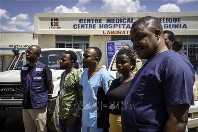 Những bệnh nhân phục hồi sau khi nhiễm chủng Bundibugyo hiếm gặp của virus Ebola được xuất viện tại tỉnh Ituri, CHDC Congo ngày 31/5/2026. Ảnh: THX/TTXVN