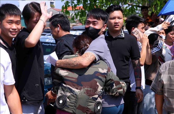 Niềm vui của người được đặc xá gặp lại người thân sau bao ngày xa cách. Ảnh: Phạm Kiên - TTXVN