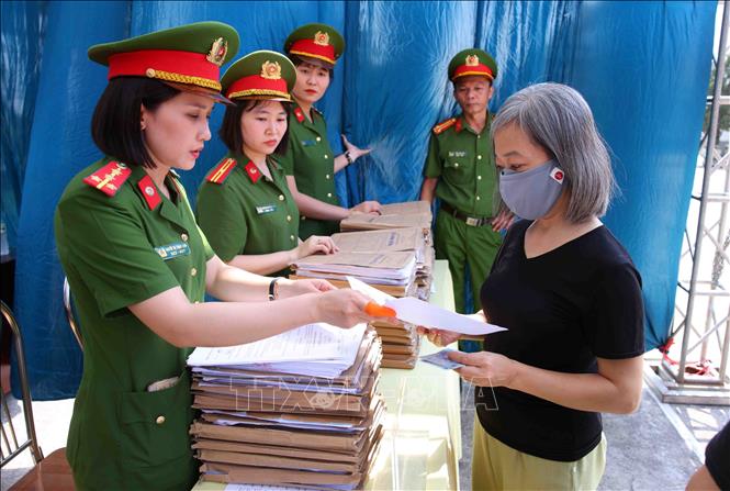 Cán bộ trại giam Thanh Xuân trao quyết định đặc xá năm 2026 của Chủ tịch nước cho các phạm nhân được đặc xá. Ảnh: Phạm Kiên - TTXVN