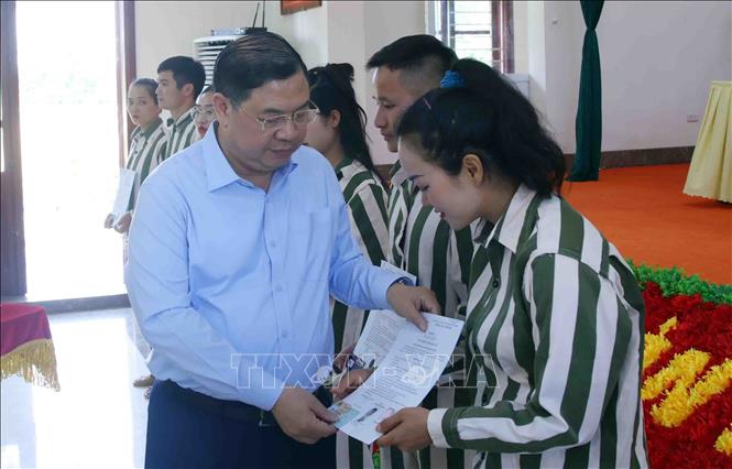 Phó Thủ tướng Thường trực Phạm Gia Túc trao Quyết định đặc xá năm 2026 của Chủ tịch nước cho các phạm nhân được đặc xá. Ảnh: Phạm Kiên - TTXVN