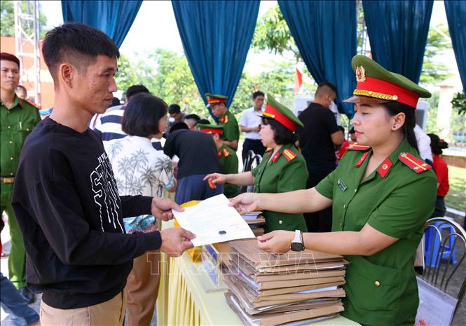Cán bộ trại giam Thanh Xuân trao Quyết định đặc xá năm 2026 của Chủ tịch nước cho các đối tượng được đặc xá. Ảnh: Phạm Kiên - TTXVN