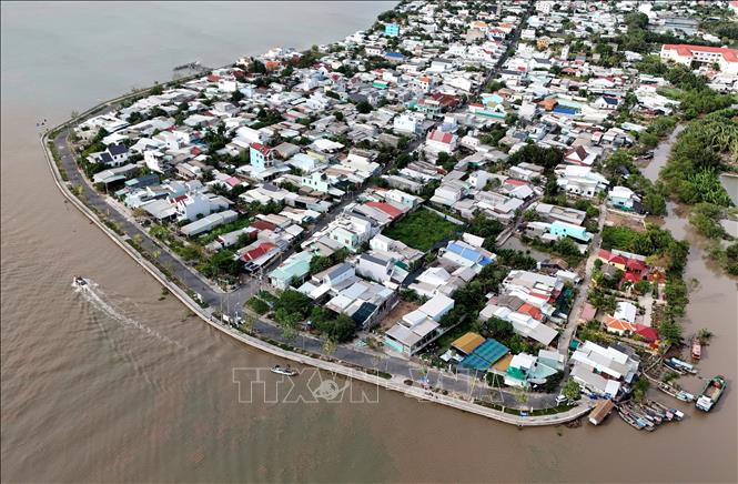 Khu vực ấp Bình Mỹ, xã Bình Khánh (Thành phố Hồ Chí Minh) nằm ở cửa ngõ Cần Giờ khang trang, sạch đẹp nhờ hệ thống bờ kè, đường giao thông nội khu thông thoáng. Ảnh: Hồng Đạt - TTXVN