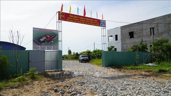 Nhà thầu đã lắp dựng xong hàng rào che chắn khu vực thi công cấp Tiểu học của Dự án trường Phổ thông nội trú Tiểu học - Trung học cơ sở Thường Phước. Ảnh: Nhựt An - TTXVN