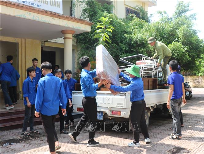 Thanh niên xã Lương Tài (Bắc Ninh) hỗ trợ người dân di chuyển tài sản nhằm đẩy nhanh công tác giải phóng mặt bằng Dự án Cảng hàng không quốc tế Gia Bình. Ảnh: Thanh Thương - TTXVN