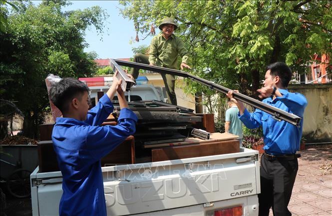 Thanh niên xã Lương Tài, tỉnh Bắc Ninh tích cực hỗ trợ người dân di chuyển tài sản phục vụ công tác giải phóng mặt bằng Dự án Cảng hàng không quốc tế Gia Bình. Ảnh: Thanh Thương- TTXVN