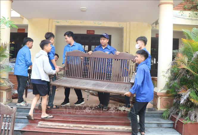 Thanh niên xã Lương Tài (Bắc Ninh) hỗ trợ người dân di chuyển tài sản nhằm đẩy nhanh công tác giải phóng mặt bằng Dự án Cảng hàng không quốc tế Gia Bình. Ảnh: Thanh Thương - TTXVN