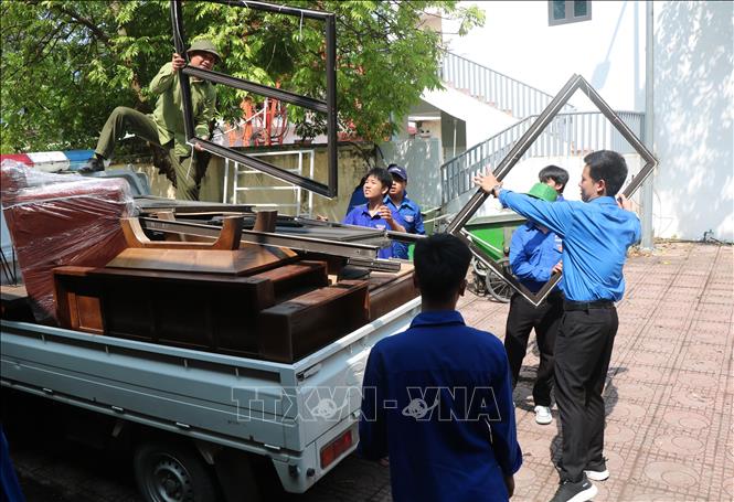 Thanh niên xã Lương Tài, tỉnh Bắc Ninh tích cực hỗ trợ người dân di chuyển tài sản nhằm đẩy nhanh công tác giải phóng mặt bằng Dự án Cảng hàng không quốc tế Gia Bình. Ảnh: Thanh Thương- TTXVN