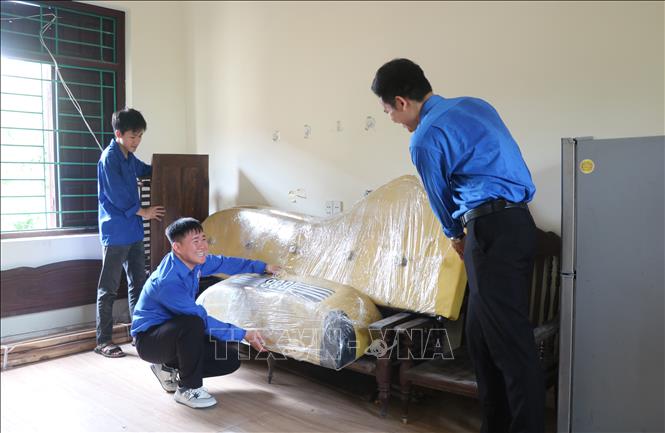 Thanh niên xã Lương Tài (Bắc Ninh) hỗ trợ người dân di chuyển tài sản đến nơi ở tạm nhằm đẩy nhanh công tác giải phóng mặt bằng Dự án Cảng hàng không quốc tế Gia Bình. Ảnh: Thanh Thương - TTXVN