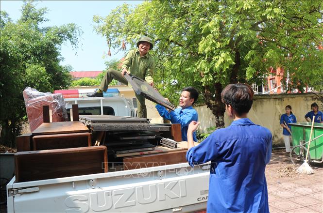 Thanh niên xã Lương Tài (Bắc Ninh) hỗ trợ người dân di chuyển tài sản nhằm đẩy nhanh công tác giải phóng mặt bằng Dự án Cảng hàng không quốc tế Gia Bình. Ảnh: Thanh Thương - TTXVN