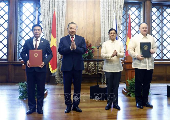 Tổng Bí thư, Chủ tịch nước Tô Lâm và Tổng thống Philippines Ferdinand Romualdez Marcos Jr. chứng kiến lễ trao các văn kiện hợp tác giữa hai nước. Ảnh: Thống Nhất – TTXVN