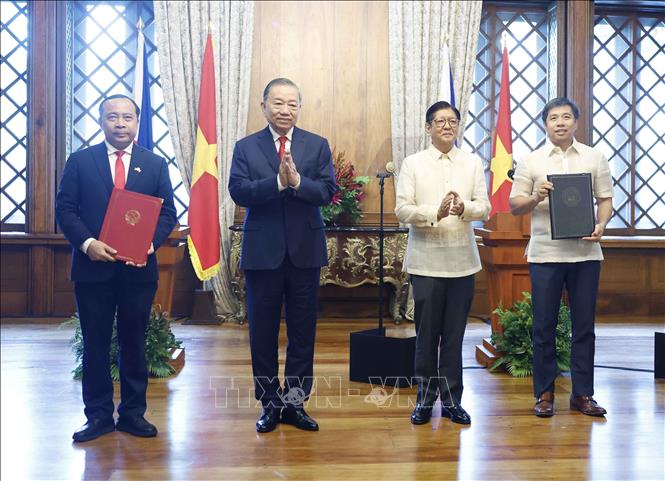 Tổng Bí thư, Chủ tịch nước Tô Lâm và Tổng thống Philippines Ferdinand Romualdez Marcos Jr. chứng kiến lễ trao các văn kiện hợp tác giữa hai nước. Ảnh: Thống Nhất – TTXVN
