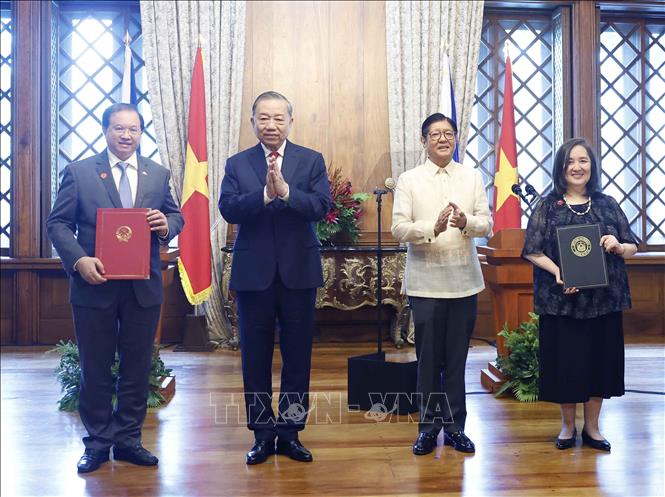 Tổng Bí thư, Chủ tịch nước Tô Lâm và Tổng thống Philippines Ferdinand Romualdez Marcos Jr. chứng kiến lễ trao các văn kiện hợp tác giữa hai nước. Ảnh: Thống Nhất – TTXVN