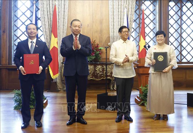 Tổng Bí thư, Chủ tịch nước Tô Lâm và Tổng thống Philippines Ferdinand Romualdez Marcos Jr. chứng kiến lễ trao các văn kiện hợp tác giữa hai nước. Ảnh: Thống Nhất – TTXVN