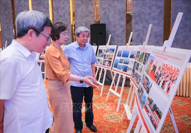 Các thành viên Hội đồng thảo luận về tác phẩm ảnh báo chí được lựa chọn vào Chung khảo. Ảnh: Hoàng Hiếu - TTXVN