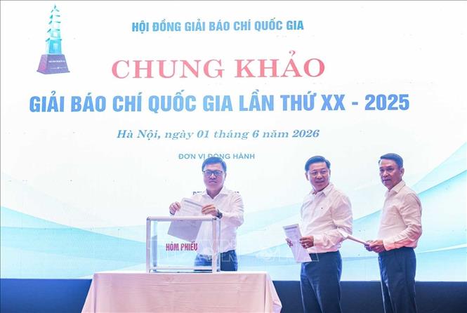 Các thành viên Hội đồng Chung khảo bỏ phiếu bầu chọn các tác phẩm đạt giải. Ảnh: Hoàng Hiếu - TTXVN